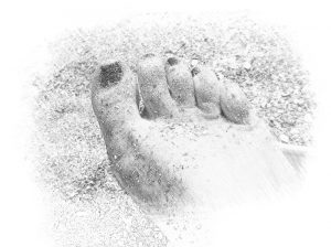 Les pieds nus dans le sable, des traces d'une vie de femme